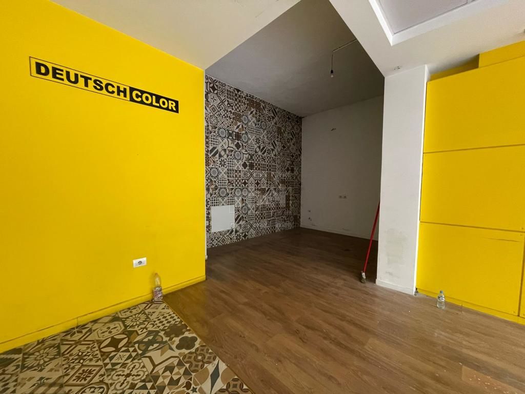 JEPET AMBIENT ME QIRA TEK RRUGA E BARRIKADAVE