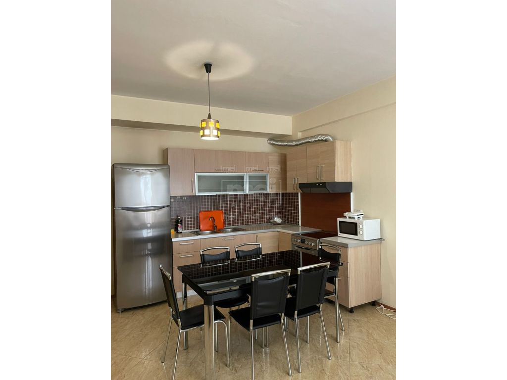 Te Komuna E Parisit  Jepet Me Qira Apartament 2+1+2 I Mobiluar 4