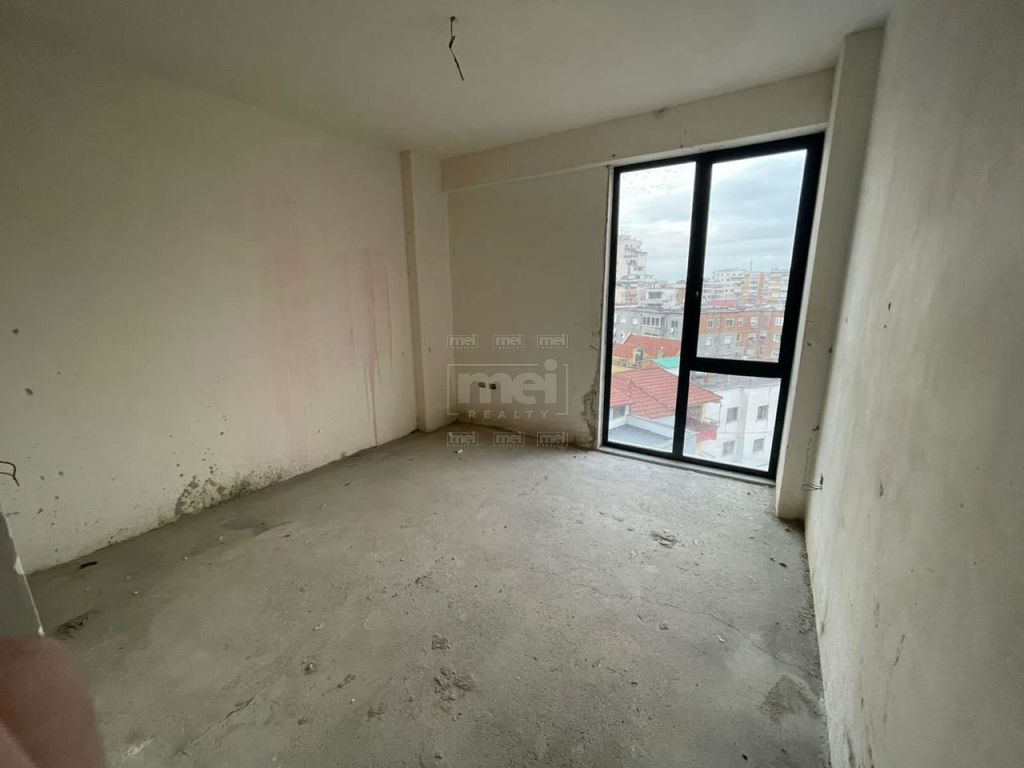 Shitet Apartamenti 2+1+2 Perballe Kompleksit Halili, Vila Gold Bashke Me Post Parkimi