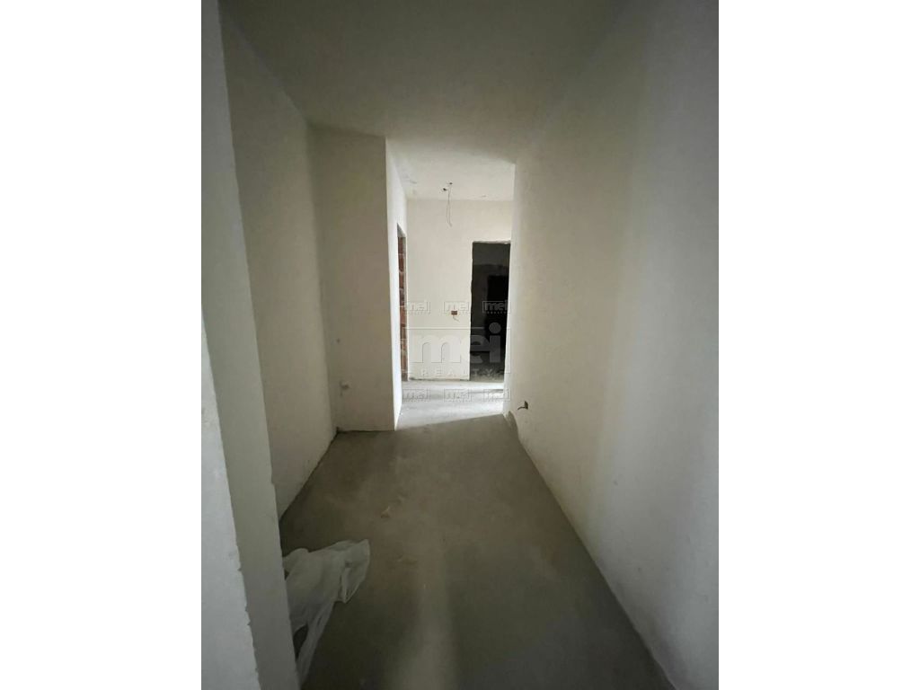 Shitet Apartamenti 2+1+2 Perballe Kompleksit Halili, Vila Gold Bashke Me Post Parkimi