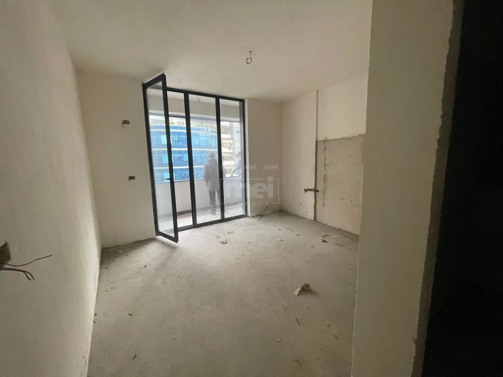 Shitet Apartamenti 2+1+2 Perballe Kompleksit Halili, Vila Gold Bashke Me Post Parkimi