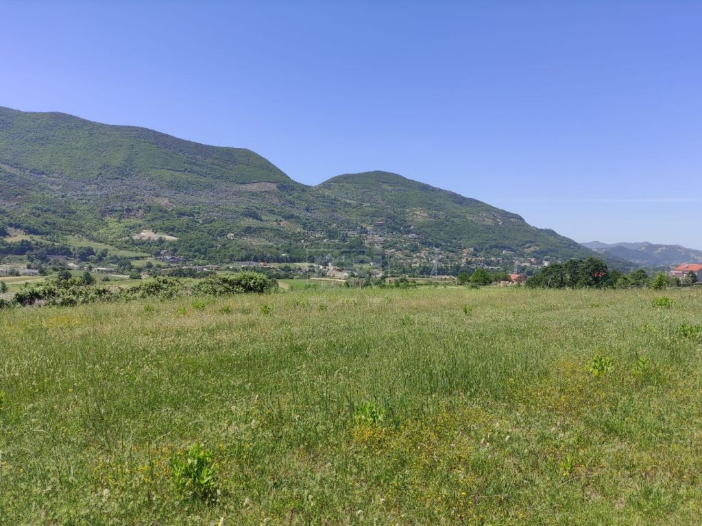 Prane Equos Shitet 12000 M2 Toke.