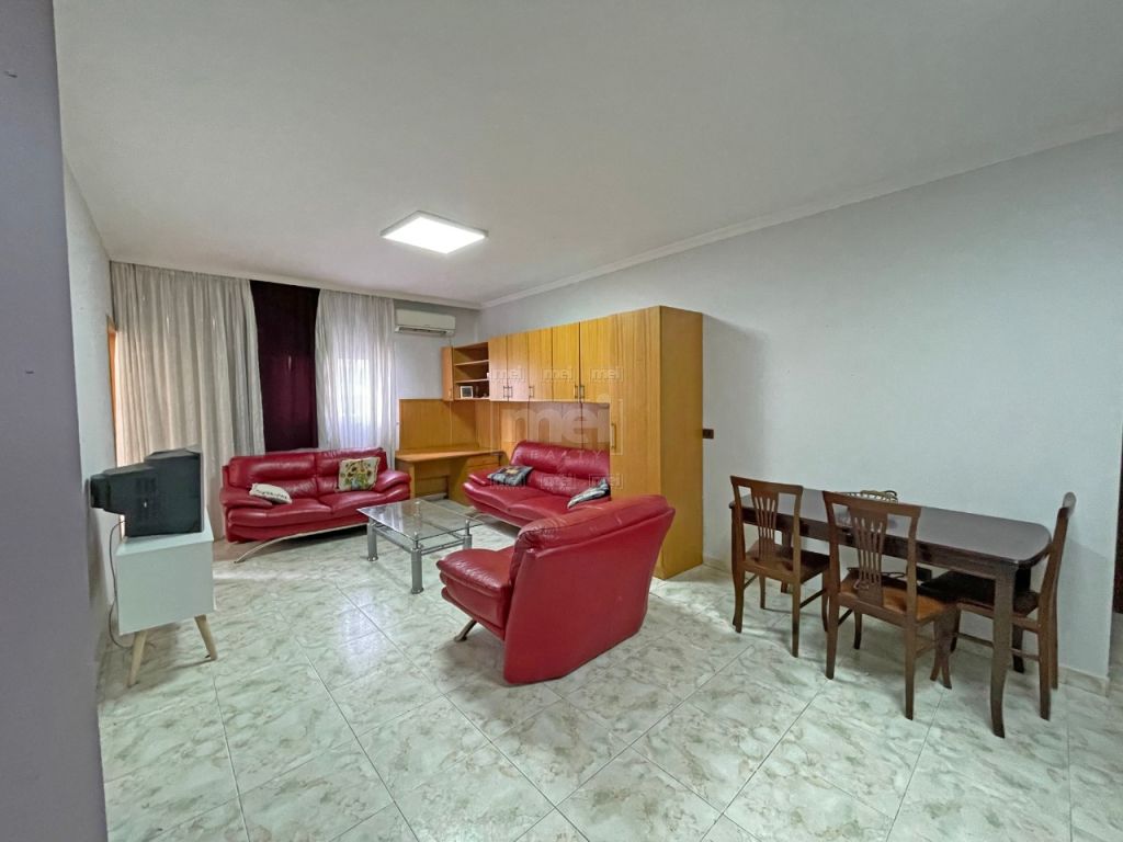 Shitet Apartament 3+1+2, Tek Komuna E Parisit.