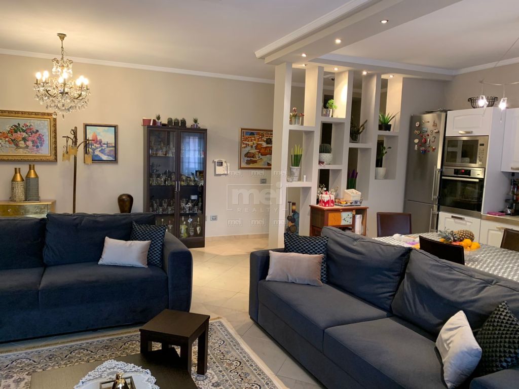 Jepet Me Qira Apartament 3+1, ne Qender