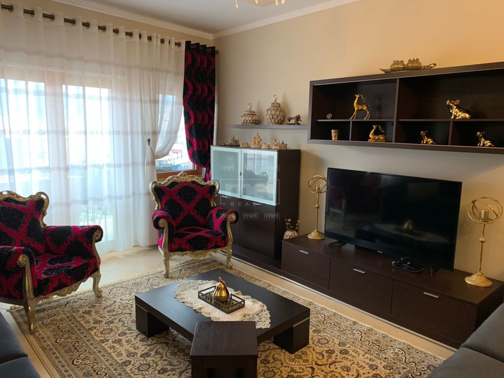 Jepet Me Qira Apartament 3+1, ne Qender