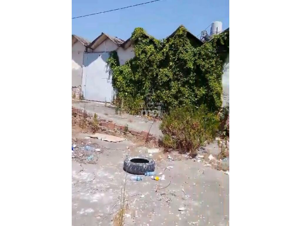 SHITET MAGAZINE E VJETER PRANE ISH PARKUT TE AUTOBUZAVE!