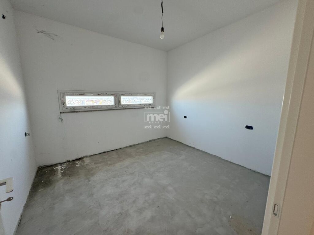 SHITET APARTAMENT NE HYRJE TE DURRESIT ME PAMJE NGA DETI! 9