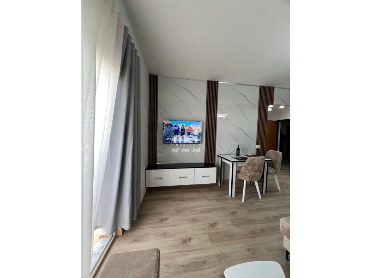 SHITET APARTAMENT 1+1NE PLAZH  NE AFERSI TE HOTEL ADRIATIK !
