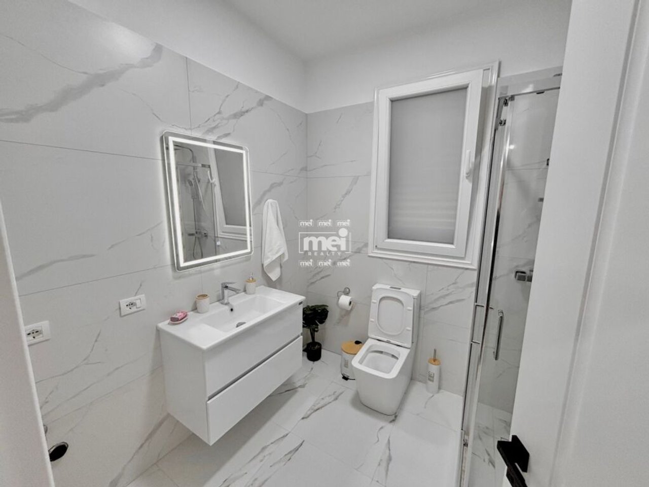 HOUSE FOR SALE IN GOLEM CENTER!