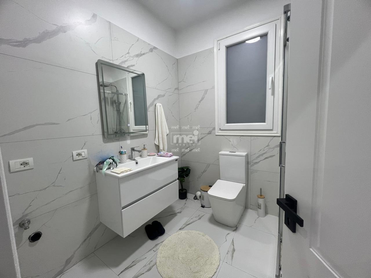 HOUSE FOR SALE IN GOLEM CENTER!
