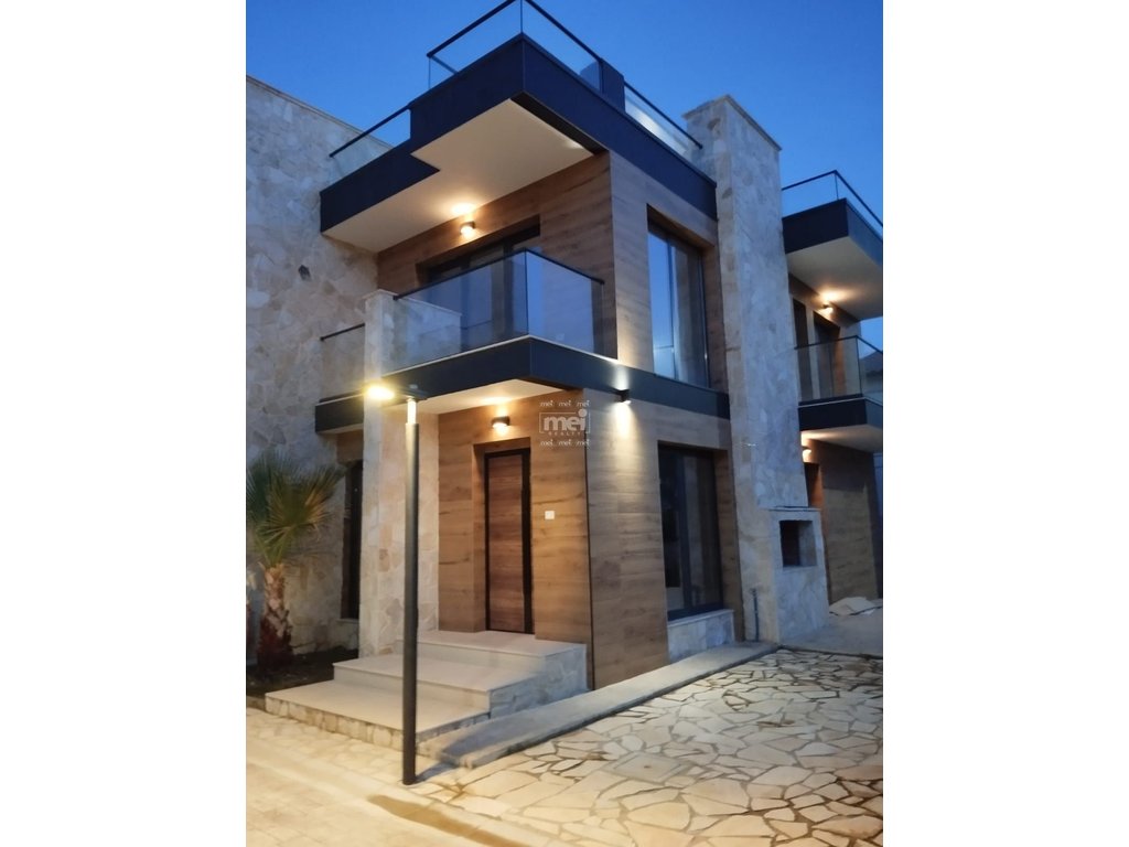 SHITET VILA DUPLEX NE GOLEM !