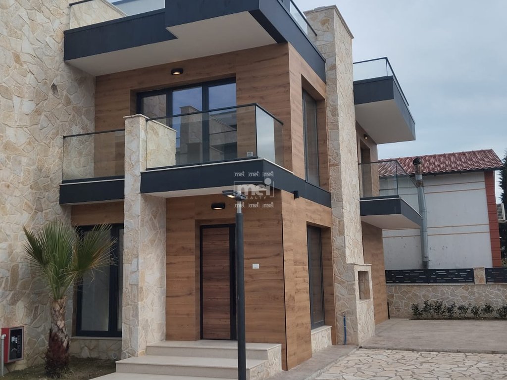 SHITET VILA DUPLEX NE GOLEM !