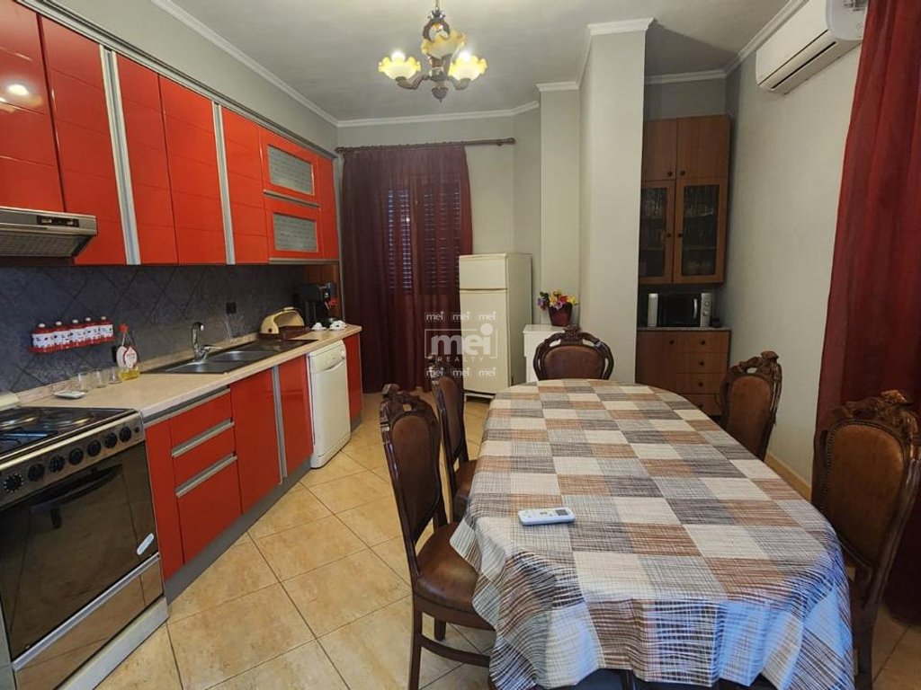 JEPET ME QIRA APARTAMENT 2+1 NE QENDER TE DURRESIT !
