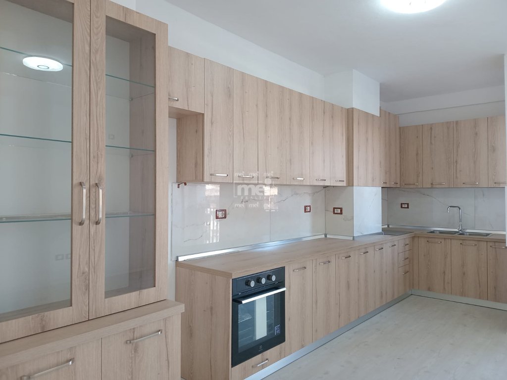 JEPET ME QIRA APARTAMENT 3+1+2 PRANE UJESJELLESIT!