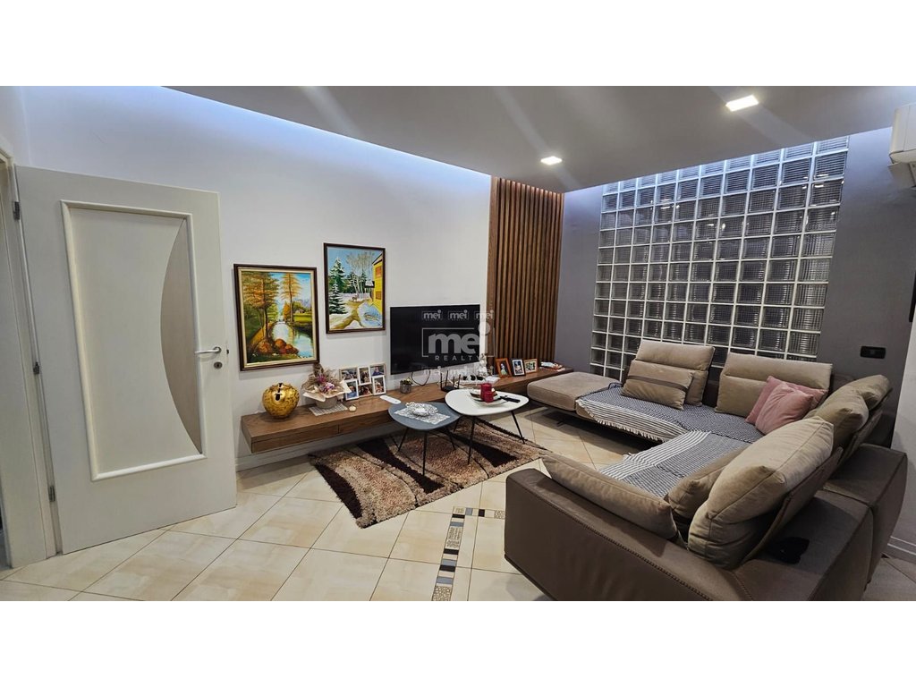 SHITET APARTAMENT 2+1+2 TEK PALLATI I SPORTIT