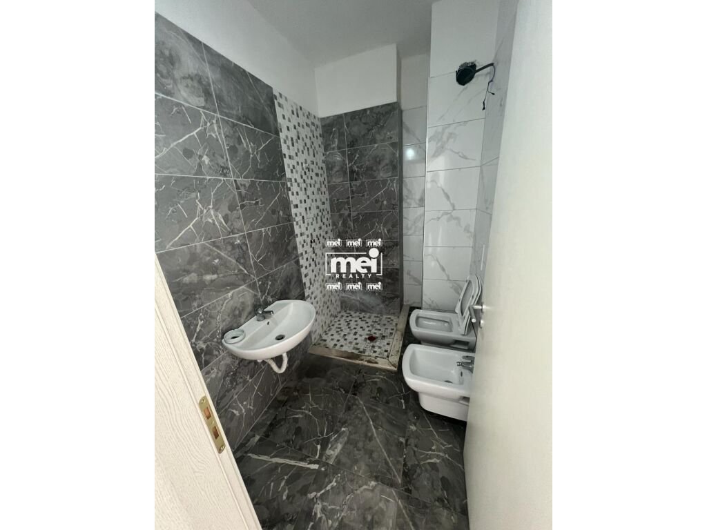 JEPET ME QIRA APARTAMENT 2+1+2 TEK RRUGA E PORTIT PER ZYRE! 8