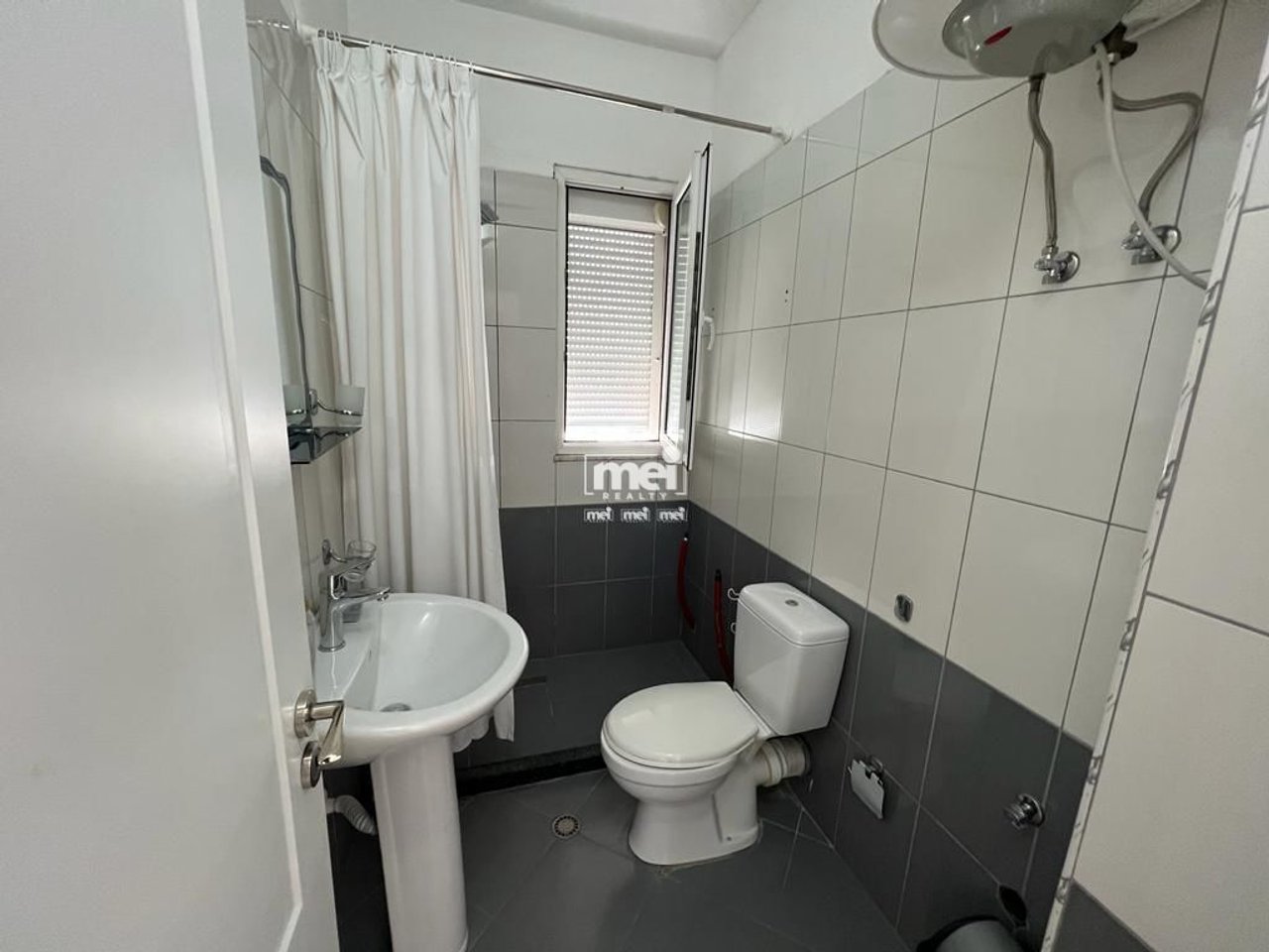 AFFITTASI APPARTAMENTO 2+1 VICINO A RROTA KUQE CON VISTA MARE