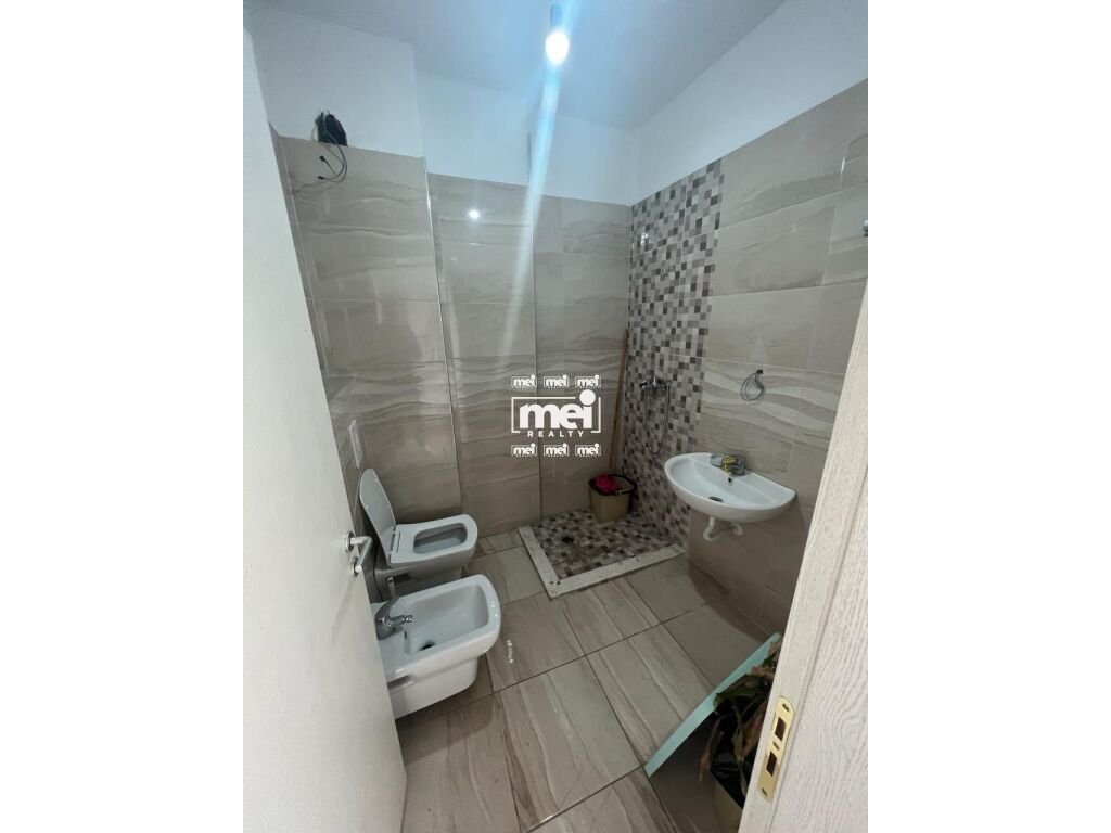 JEPET ME QIRA APARTAMENT 2+1+2 TEK RRUGA E PORTIT PER ZYRE!