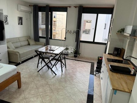 JEPET ME QIRA GARSONIERE NE PLAZH TEK RROTA KUQE!