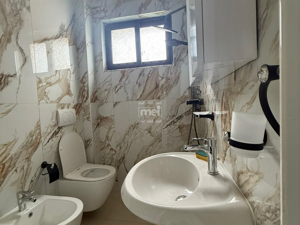 JEPET ME QIRA APARTAMENTI 1+1 PERBALL SHKOLLES KUSHTRIMI LIRISE!