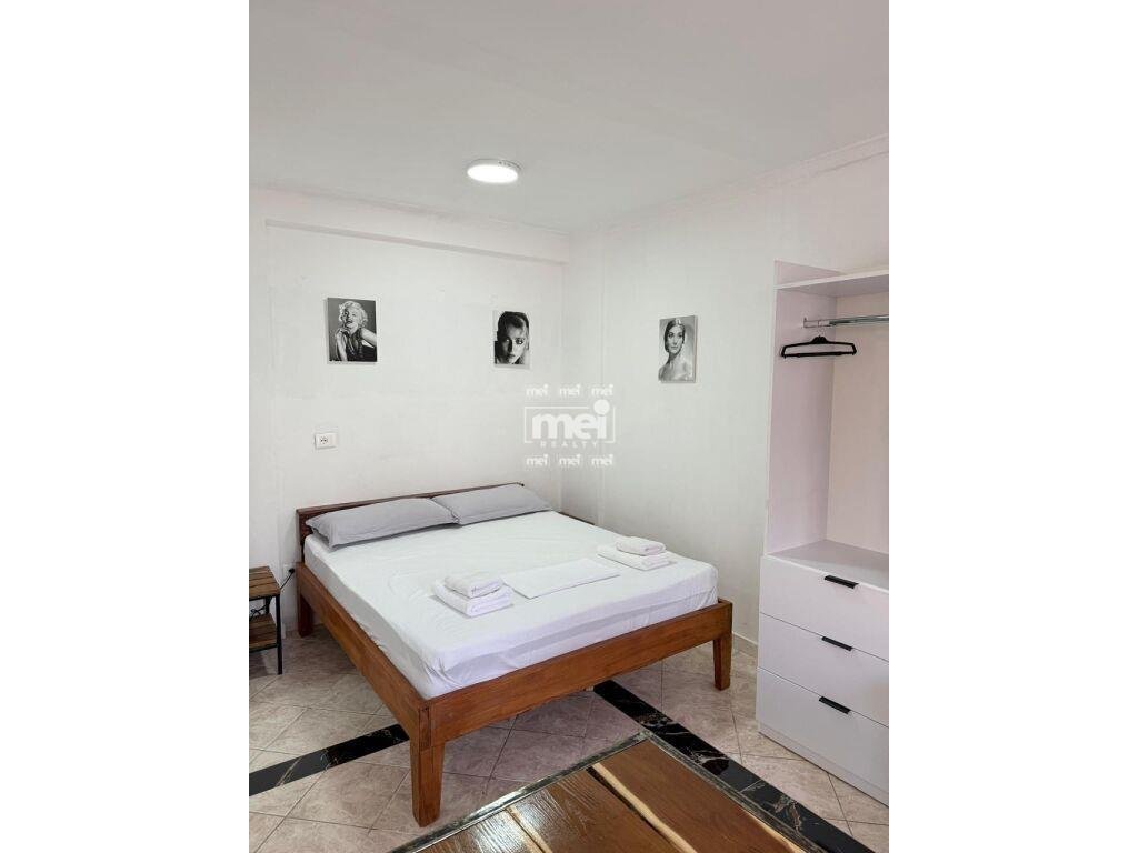 JEPET ME QIRA GARSONIERE NE PLAZH TEK RROTA KUQE!