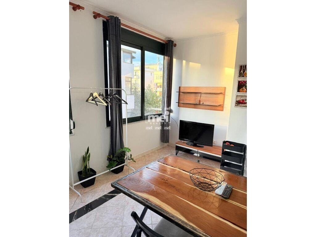 JEPET ME QIRA GARSONIERE NE PLAZH TEK RROTA KUQE!