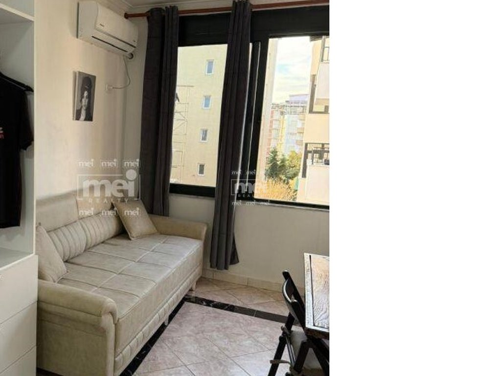 JEPET ME QIRA GARSONIERE NE PLAZH TEK RROTA KUQE!