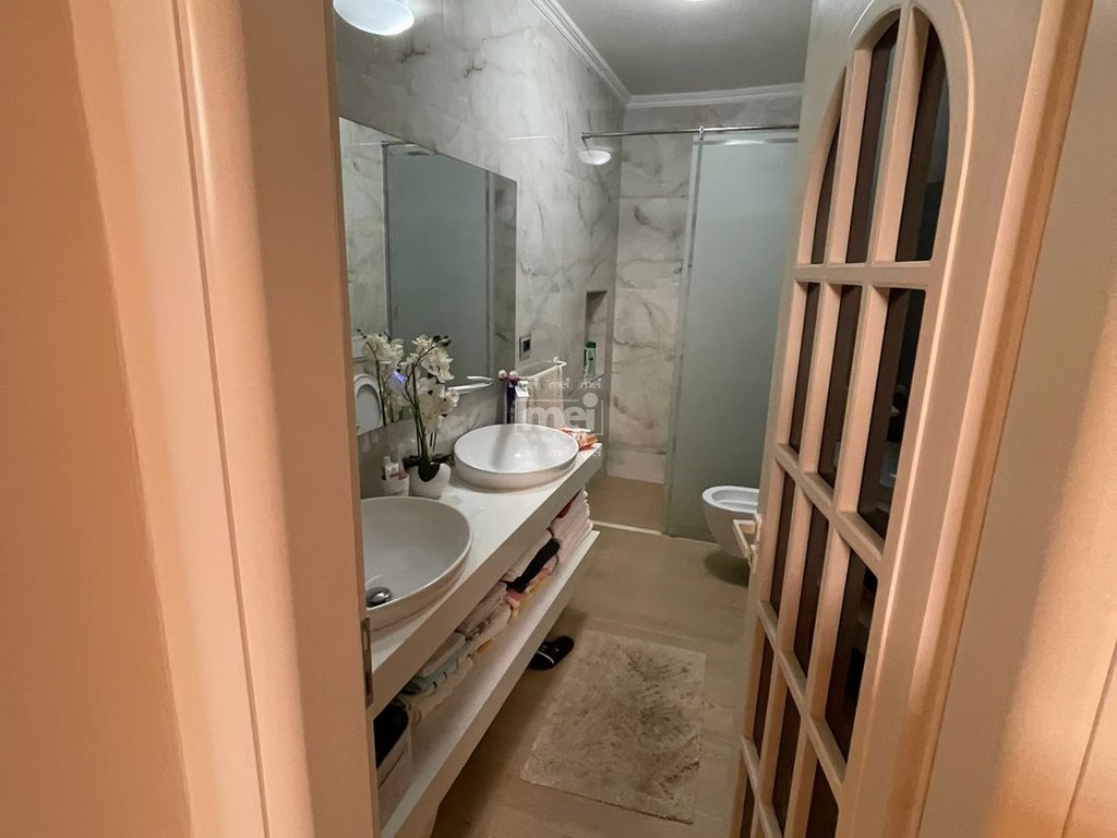 SHITET APARTAMENT NE BULEVARDIN KRYESOR !