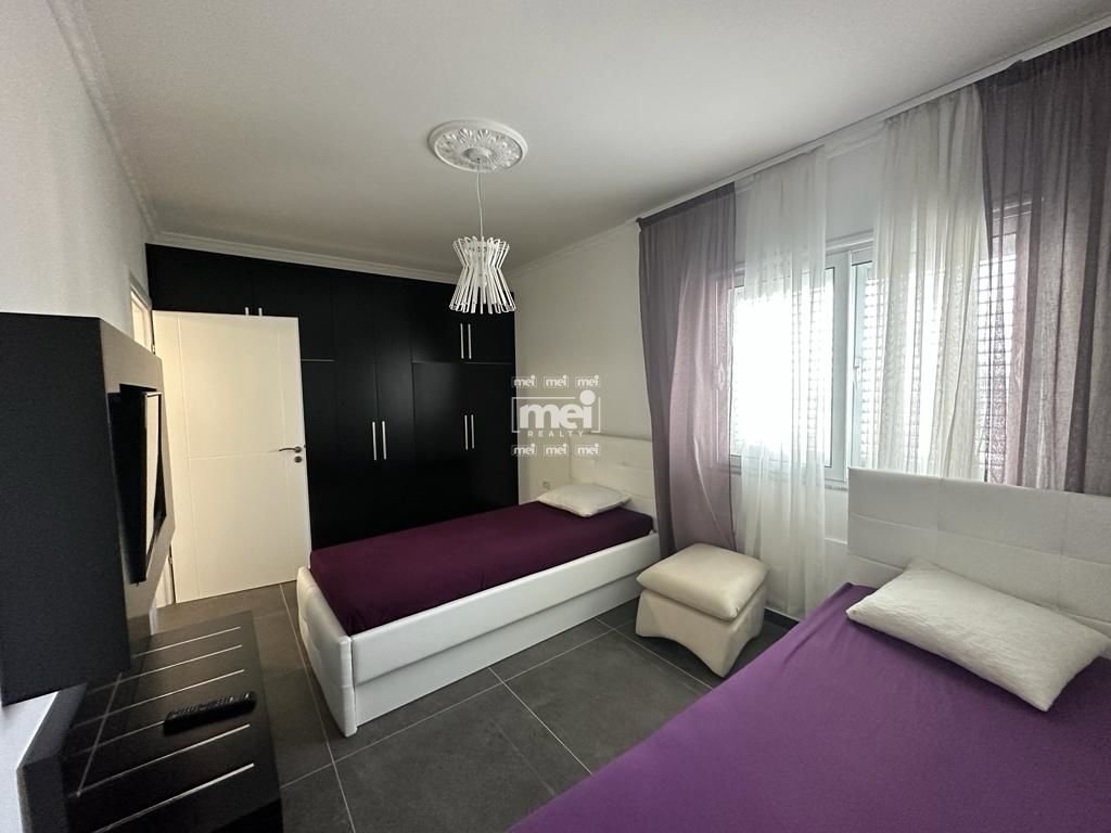 SHITET APARTAMENT 2+1 + VERANDE ME PAMJE NGA DETI, SHKEMB KAVAJE!