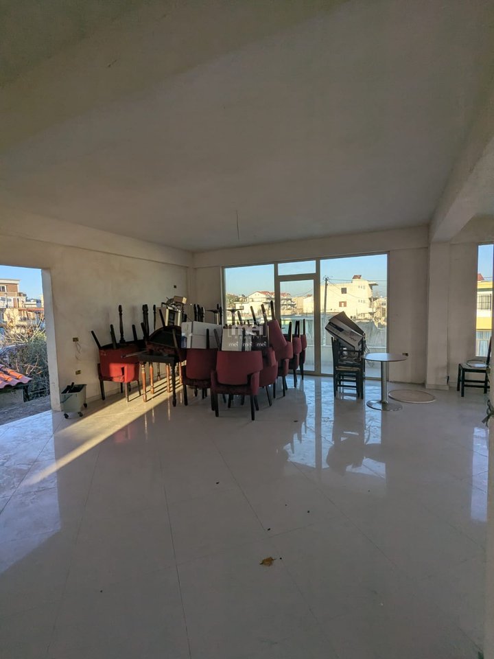 JEPET ME QIRA AMBIENT NE ISH KNETE