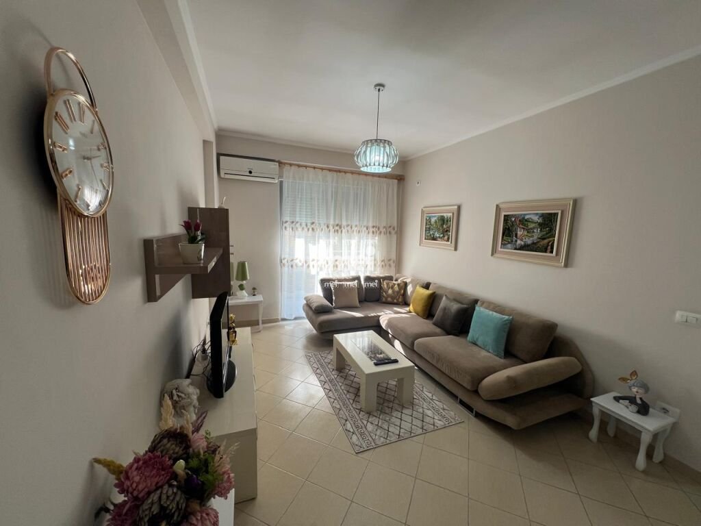 JEPET ME QIRA APARTAMENT 1+1 TE GJYKATA !