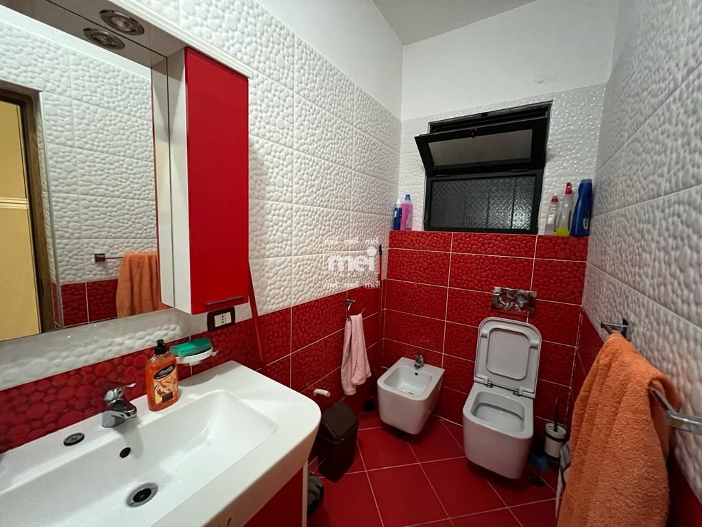 SHITET APARTAMENT NE VIJE TE DYTE ME DETIN TEK MALI I ROBIT ! 9