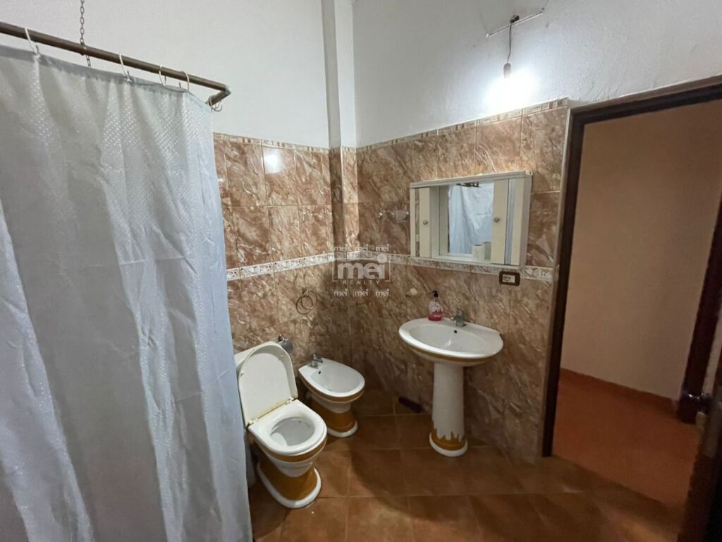 JEPET PER QIRA KATI I PARE I NJE SHTEPIE PRIVATE TEK FUSHA E RERES ! 5