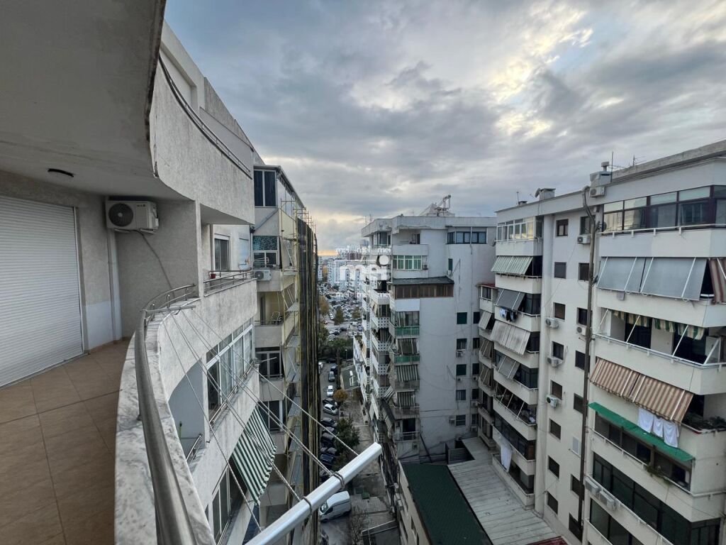 JEPET ME QIRA APARTAMENT 2+1+2 TEK RRUGA E PORTIT !
