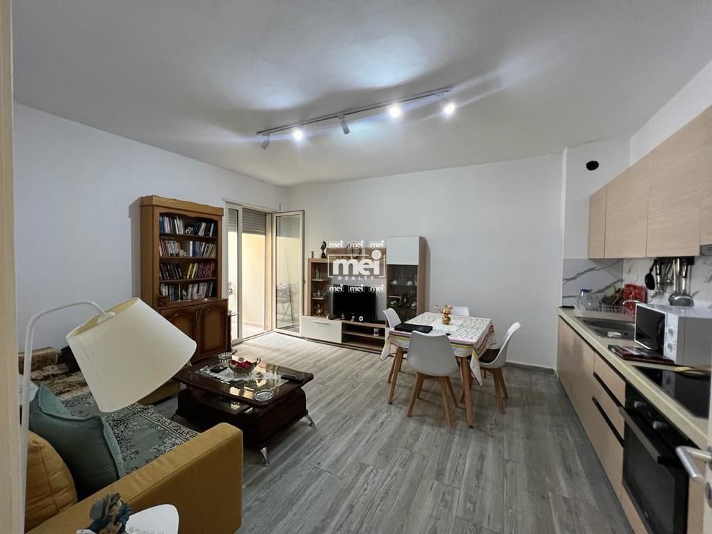 JEPET ME QIRA APARTAMENT 1+1 TEK RRUGA E RE E PORTIT ME PAMJE NGA DETI!