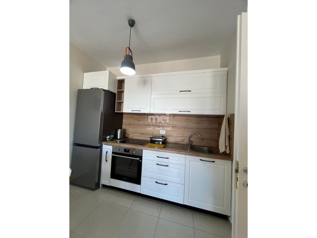 SHITET APARTAMENT 2+1 NE VIJE TE PARE ME DETIN PRANE HOTEL MAJESTIK !