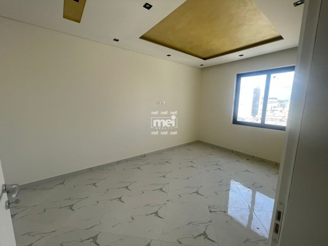 SHITET APARTAMENT 2+1 NE QERRETPRANE HOTEL BRILANT VETEM PAK METRA NGA DETI !