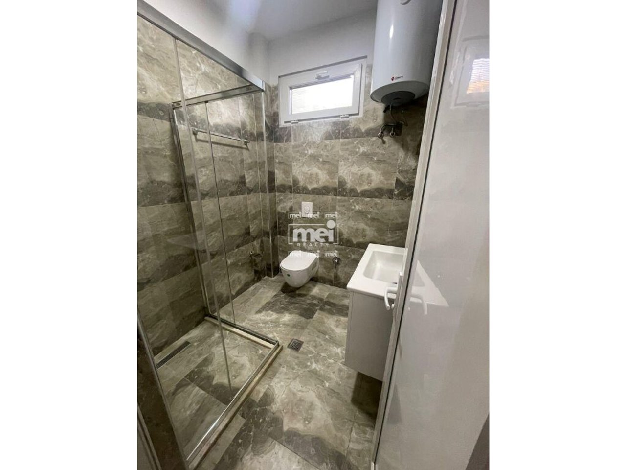 HOTEL FOR RENT NEAR THE KAVAJË ROCK!