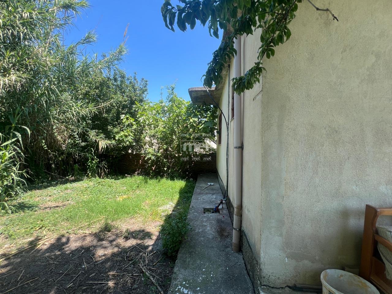 PRIVATE HOUSE FOR SALE ALONG WITH A 275 M2 PLOT IN SHKOZET!