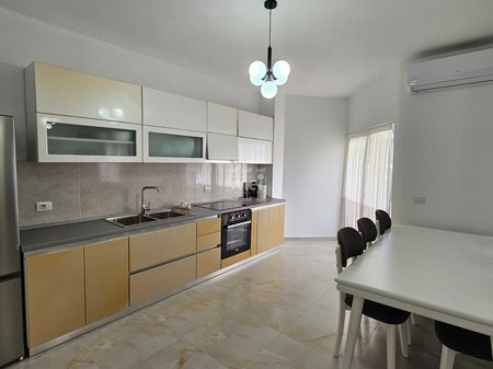 JEPET ME QIRA APARTAMENT 3+1+2 TEK MARKATA