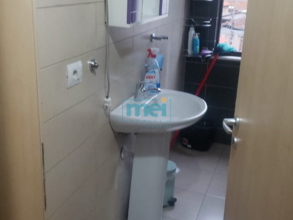 Jepet me Qera Super Ambient 2+1 te Rruga e Kavajes!