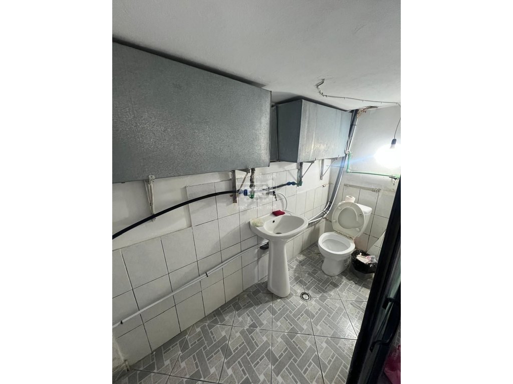 SHITET AMBIENT BIZNESI  PRANE QENDRES!