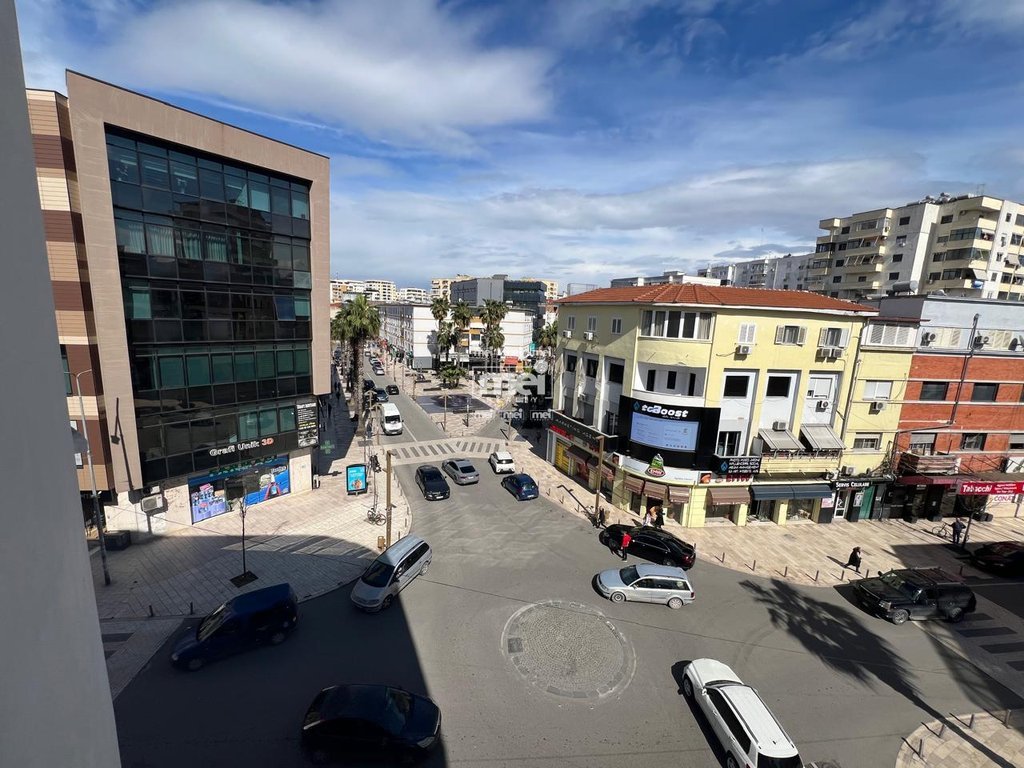 JEPET ME QIRA AMBIENT BIZNESI NE QENDER TE QYTETIT!