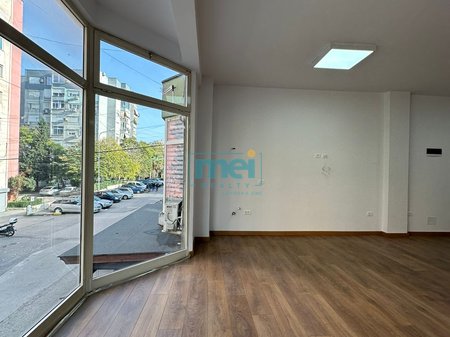 Super Ambient Biznesi me Qera prane rruges kryesore Dritan Hoxha ne Laprake!