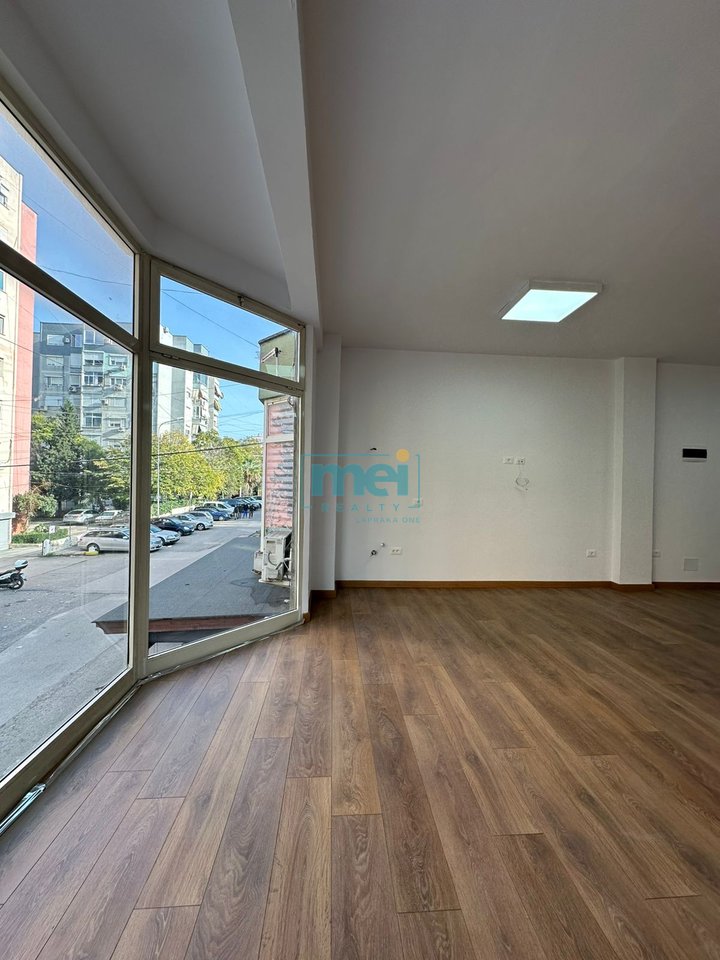 Super Ambiente Business in Affitto vicino alla strada principale Dritan Hoxha a Lapraka!