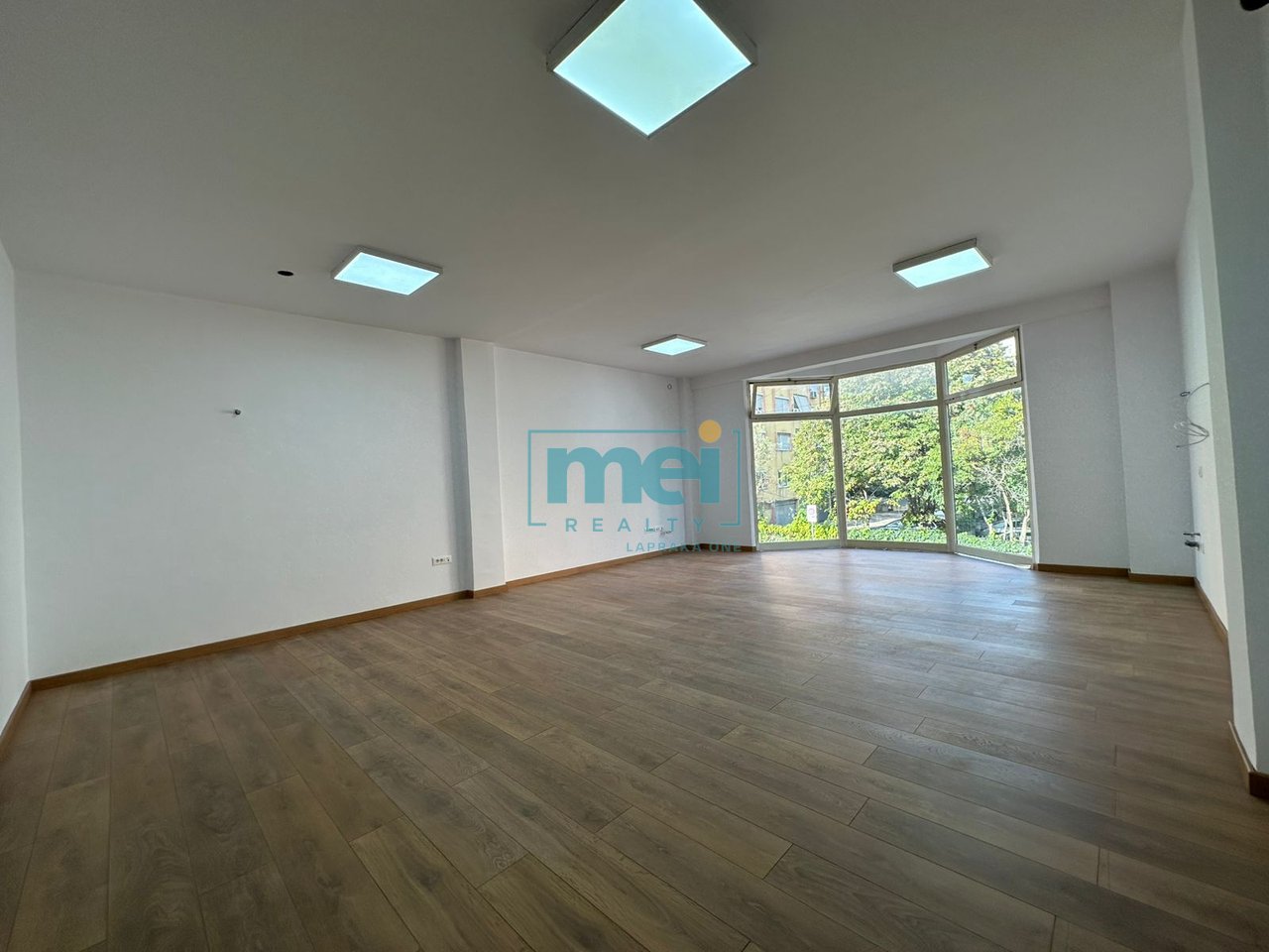 Super Ambiente Business in Affitto vicino alla strada principale Dritan Hoxha a Lapraka!