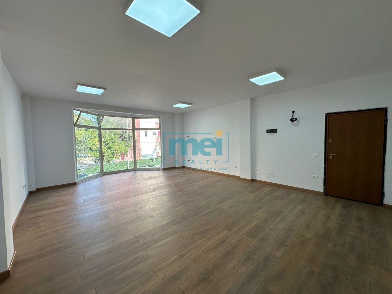 Super Ambiente Business in Affitto vicino alla strada principale Dritan Hoxha a Lapraka!