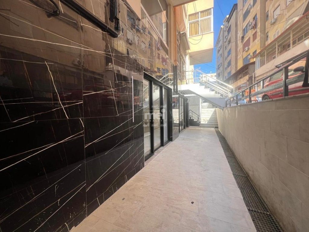 JEPET ME QIRA AMBIENT BIZNESI NE PLAZH PERBRI ME PASTICERI PELIKANI!