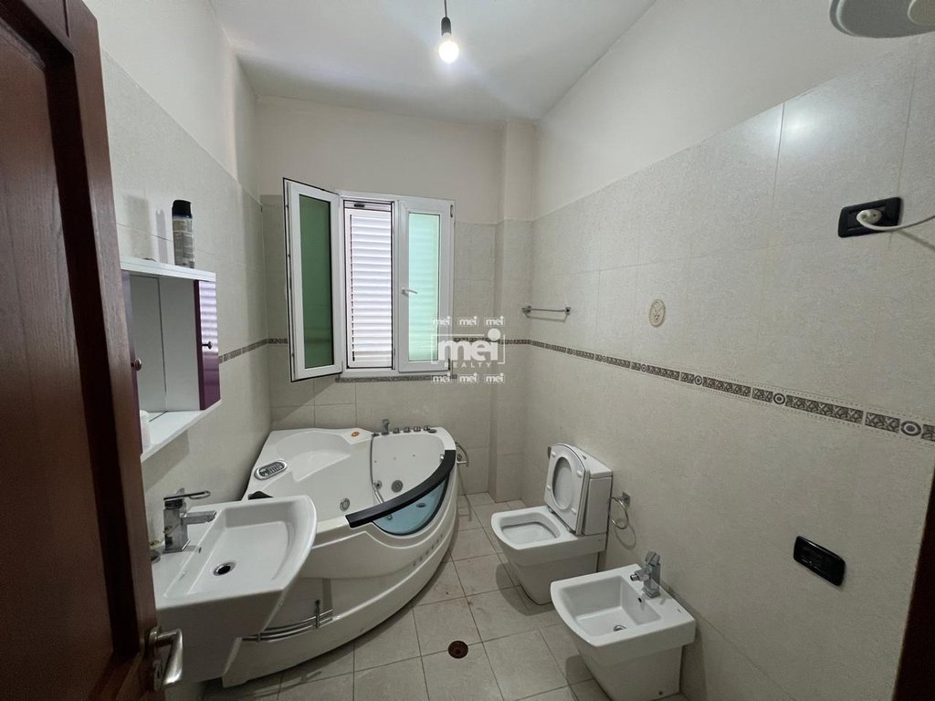 JEPET ME QIRA VIL PRANE STADIUMIT!