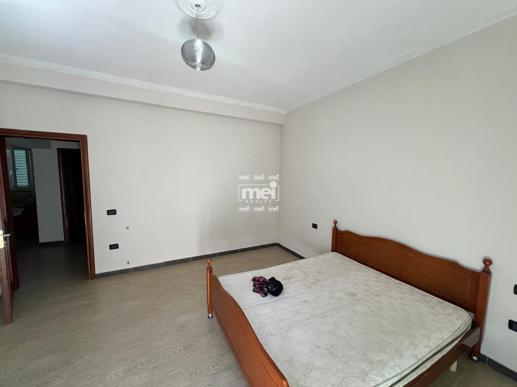 JEPET ME QIRA VIL PRANE STADIUMIT!